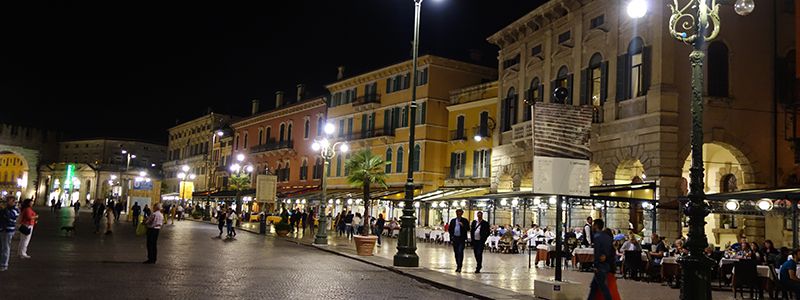 Torget Piazza Bra med restauranger p en operaresa till Verona.